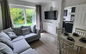 Lovely 2-Bed Apartment In Knowle